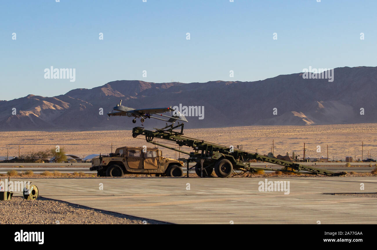 Un RQ 7B Shadow V-2 prend à l'expéditionnaire stratégique Terrain d'atterrissage, Marine Corps Air Ground Combat Center, Twentynine Palms, California, le 28 octobre 2019. L'exercice de combat de MAGTF (1-20) MWX donnera 2e Division de Marines (2d MARDIV) l'occasion de l'exercice joint capacités. MWX est défini pour être MARDIV 2d'opération la plus importante depuis des décennies. (U.S. Marine Corps photo par Lance Cpl. Jesse Carter-Powell) Banque D'Images