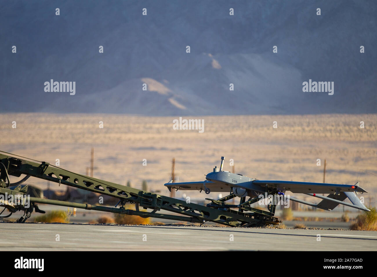 Un RQ 7B Shadow V-2 est prêt à lancer à l'expéditionnaire stratégique Terrain d'atterrissage, Marine Corps Air Ground Combat Center, Twentynine Palms, California, le 28 octobre 2019. L'exercice de combat de MAGTF (1-20) MWX donnera 2e Division de Marines (2d MARDIV) l'occasion de l'exercice joint capacités. MWX est défini pour être MARDIV 2d'opération la plus importante depuis des décennies. (U.S. Marine Corps photo par Lance Cpl. Jesse Carter-Powell) Banque D'Images
