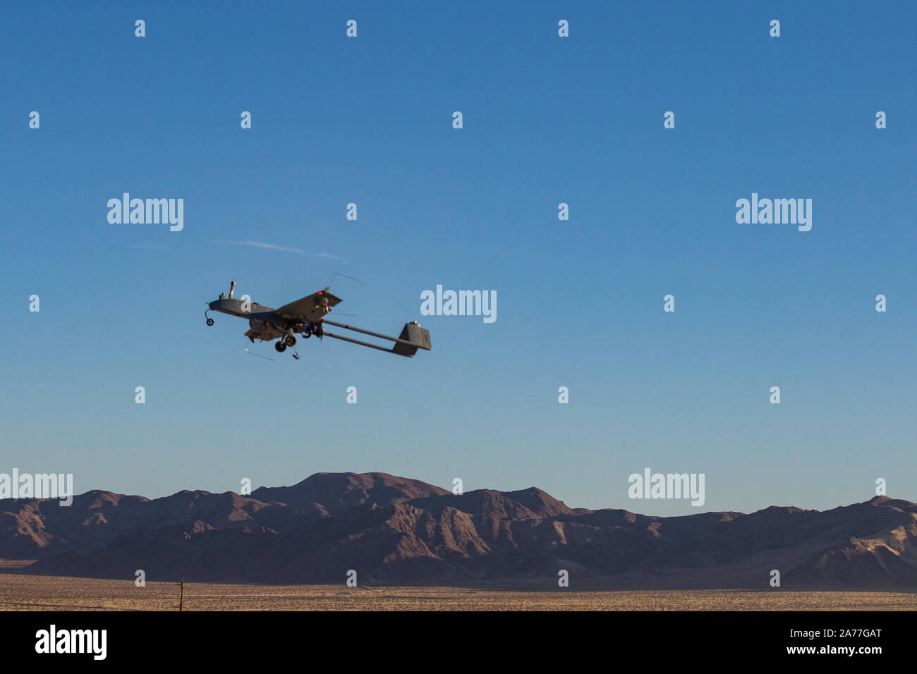 Un RQ 7B Shadow V-2 prend à l'expéditionnaire stratégique Terrain d'atterrissage, Marine Corps Air Ground Combat Center, Twentynine Palms, California, le 28 octobre 2019. L'exercice de combat de MAGTF (1-20) MWX donnera 2e Division de Marines (2d MARDIV) l'occasion de l'exercice joint capacités. MWX est défini pour être MARDIV 2d'opération la plus importante depuis des décennies. (U.S. Marine Corps photo par Lance Cpl. Jesse Carter-Powell) Banque D'Images