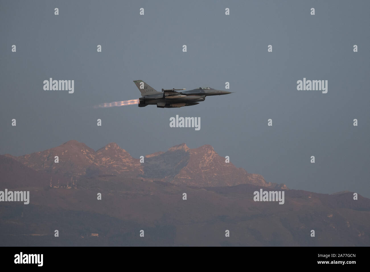 Un F-16 Fighting Falcon du 555e Escadron de chasse à la 31e Escadre de chasse, décolle de la base aérienne d'Aviano, en Italie le 28 octobre 2019. La Triple Nickel déployées à l'appui de la région centrale. (U.S. Air Force photo par un membre de la 1re classe Caleb House) Banque D'Images