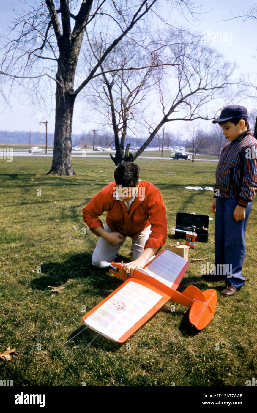 NY - 1955 : les enfants à se préparer à battre leur maquette avion vers 1955 à New York. (Photo de Hy Peskin) Banque D'Images