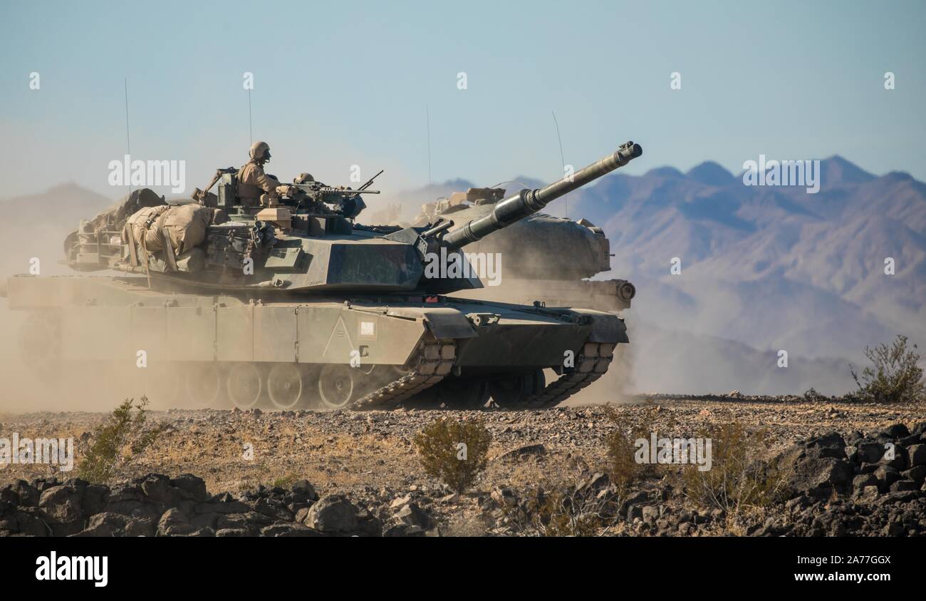 Les Marines américains avec le 1er Bataillon, 1re Division de marines participent à un exercice sur le terrain (FEX) au Marine Corps Air Ground Combat Center Twentynine Palms, California, 22 octobre 2019. Le FEX a été effectué en prévision de l'exercice 2020 Chevalier d'acier. (U.S. Marine Corps photo par le Sgt. Miguel A. Rosales) Banque D'Images