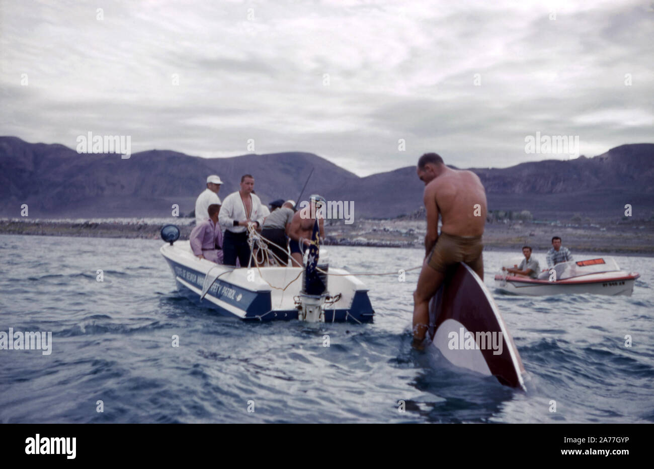Le lac Pyramid, NV - AOÛT, 1961 : vue générale en tant que groupe de personnes aider l'un de la Gold Cup racers hors de l'eau après avoir perdu au cours de la Gold Cup, course de bateaux à moteur vers Août, 1961 dans le lac Pyramid, Nevada. (Photo de Hy Peskin) Banque D'Images