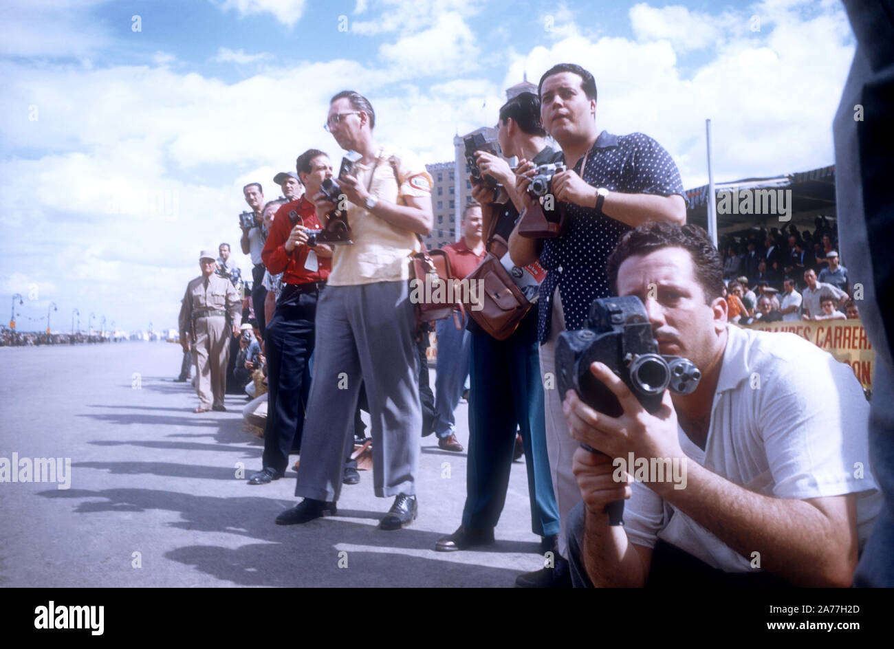 La HAVANE, CUBA - 24 février : Les Photographes le cours en ligne au cours de la 1957 Grand Prix de Cuba le 24 février 1957 à La Havane, Cuba. Juan Manuel Fangio a remporté la course. (Photo de Hy Peskin) Banque D'Images