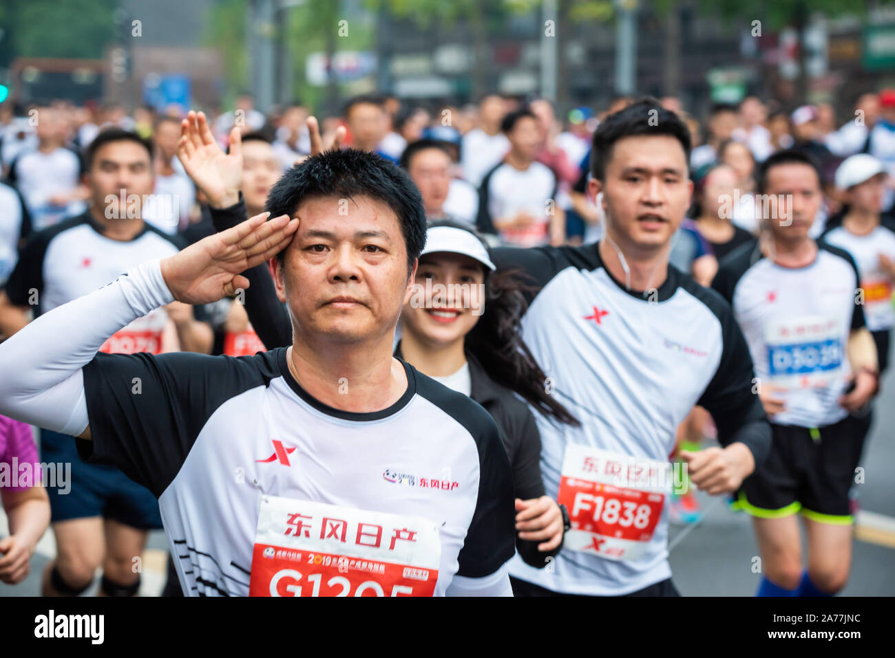 Chengdu, province du Sichuan, Chine - Oct 27, 2019 : l'athlète chinois saluant au marathon de Chengdu Banque D'Images