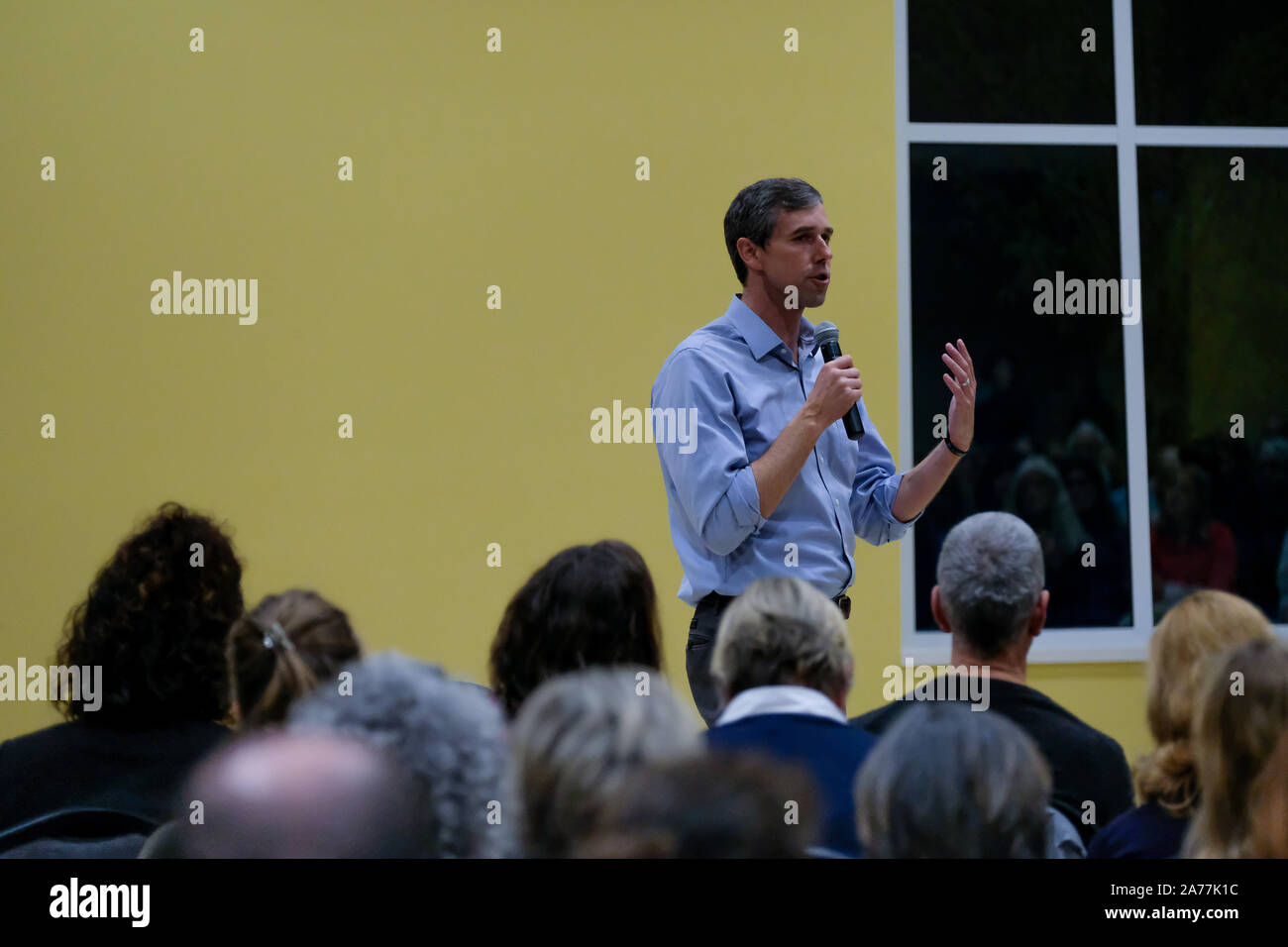 Newtown, United States. 30Th Oct, 2019. Candidat présidentiel Beto O'Rourke traite de la violence armée dans la région de Newtown. Prendre une courte pause dans le cadre de campagnes, Beto O'Rourke a passé la soirée à discuter de la violence armée, et le contrôle des armes à feu avec les défenseurs du contrôle des armes à feu, et les étudiants à Newtown, la ville où l'école élémentaire Sandy Hook 2012 tirs qui ont tué 28 personnes s'est produite. Credit : SOPA/Alamy Images Limited Live News Banque D'Images