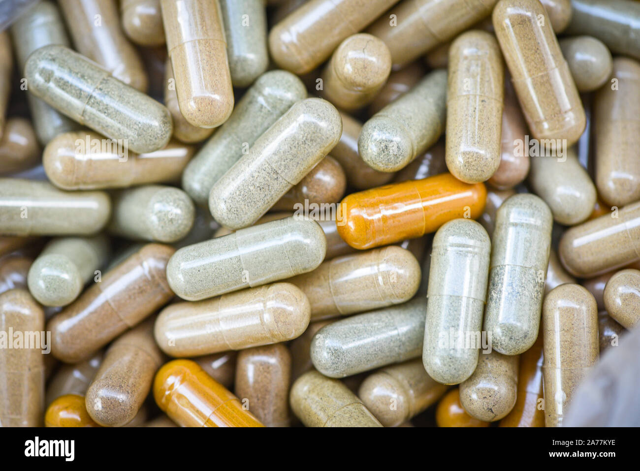 Médicaments à base d'herbes naturelles / capsules texture background , selective focus Banque D'Images