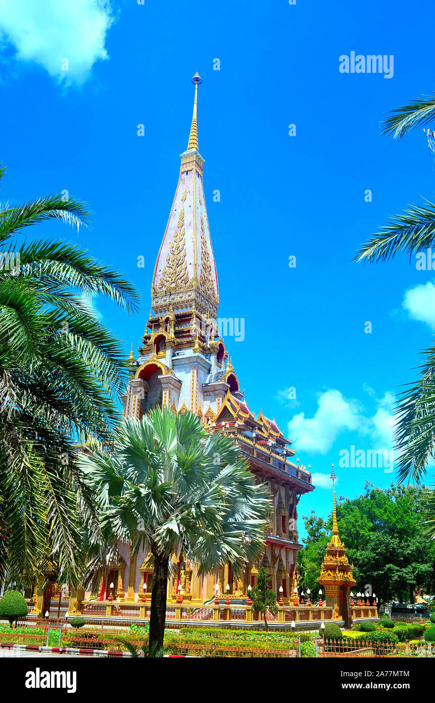 Le chedi principal prises à distance avec des palmiers à l'avant au Temple de Chalong Phuket Thaïlande Banque D'Images