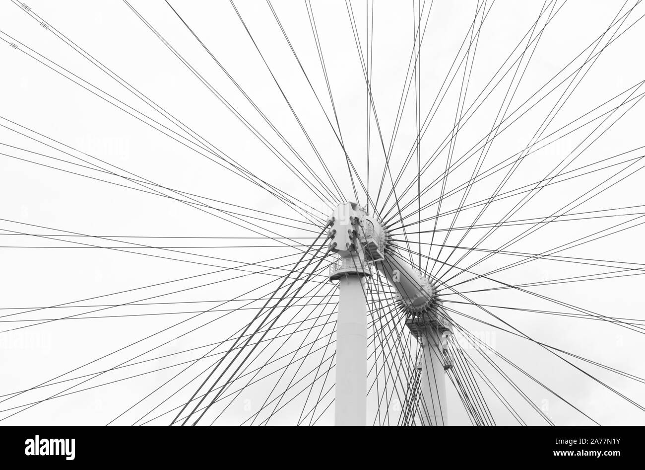 Singapour-10 MAR 2018 : la grande roue Singapore Flyer en ciel nuageux,vue monochrome Banque D'Images