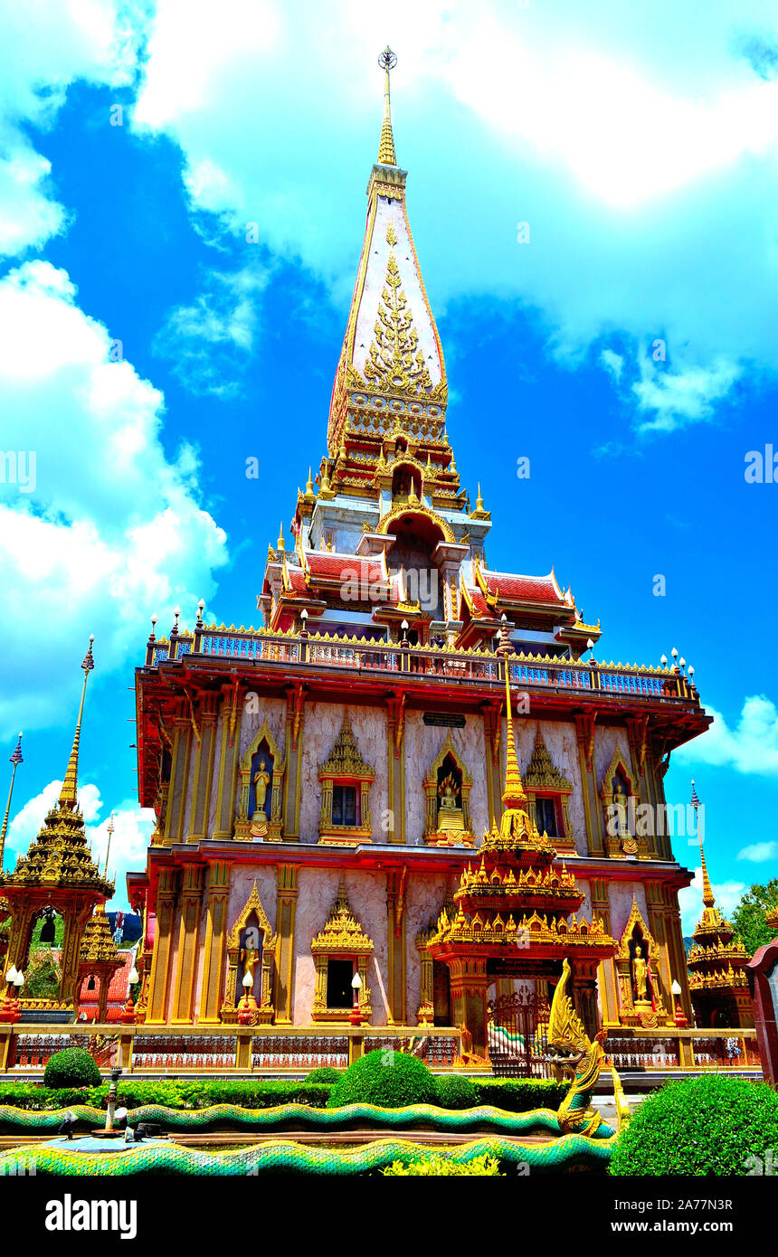 Un temple très coloré avec le ciel et les nuages à l'arrière du Temple de Chalong Phuket Thaïlande Banque D'Images