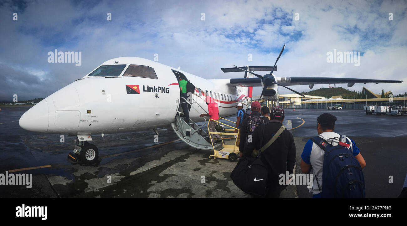 Les passagers d'un LinkPNG un avion avion à l'Aéroport International Jacksons de Port Moresby, Papouasie Nouvelle Guinée. Banque D'Images