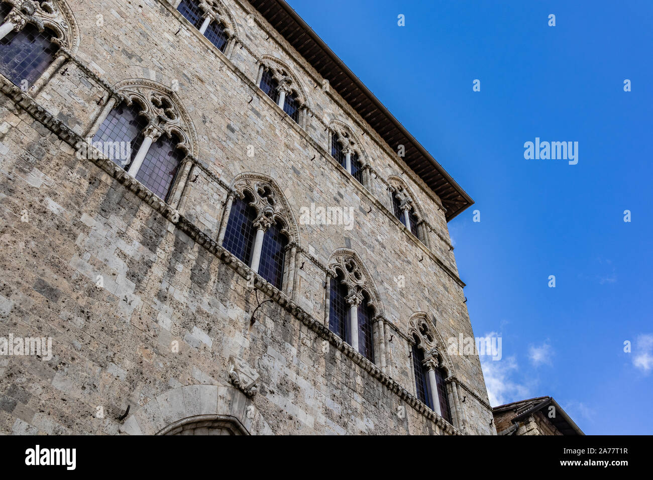 Vieille façade avec fenêtres à arc dans la campagne toscane, italie Banque D'Images