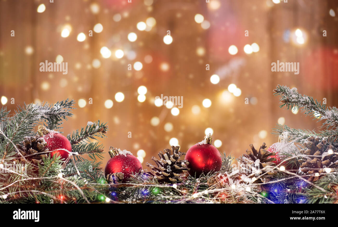 Fond de Noël, des boules de Noël sur la neige et le sapin branches dans l'arrière-plan flou Banque D'Images