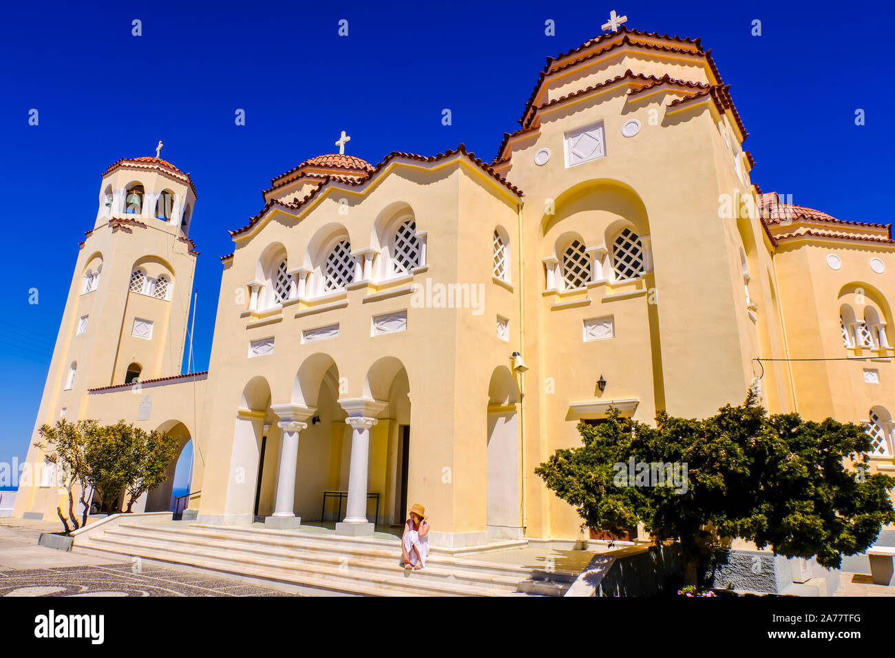 L'église Agios Charalambos. Exo Gonia village. L'île de Santorin. Îles des Cyclades. La Grèce. Banque D'Images