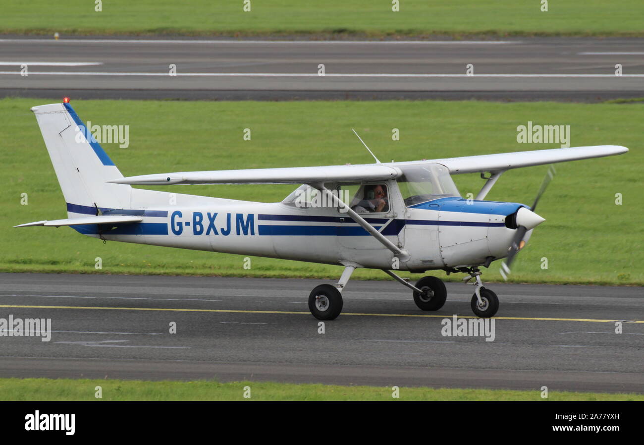 G-BXJM, un Cessna 152, à l'Aéroport International de Prestwick en Ayrshire. Banque D'Images