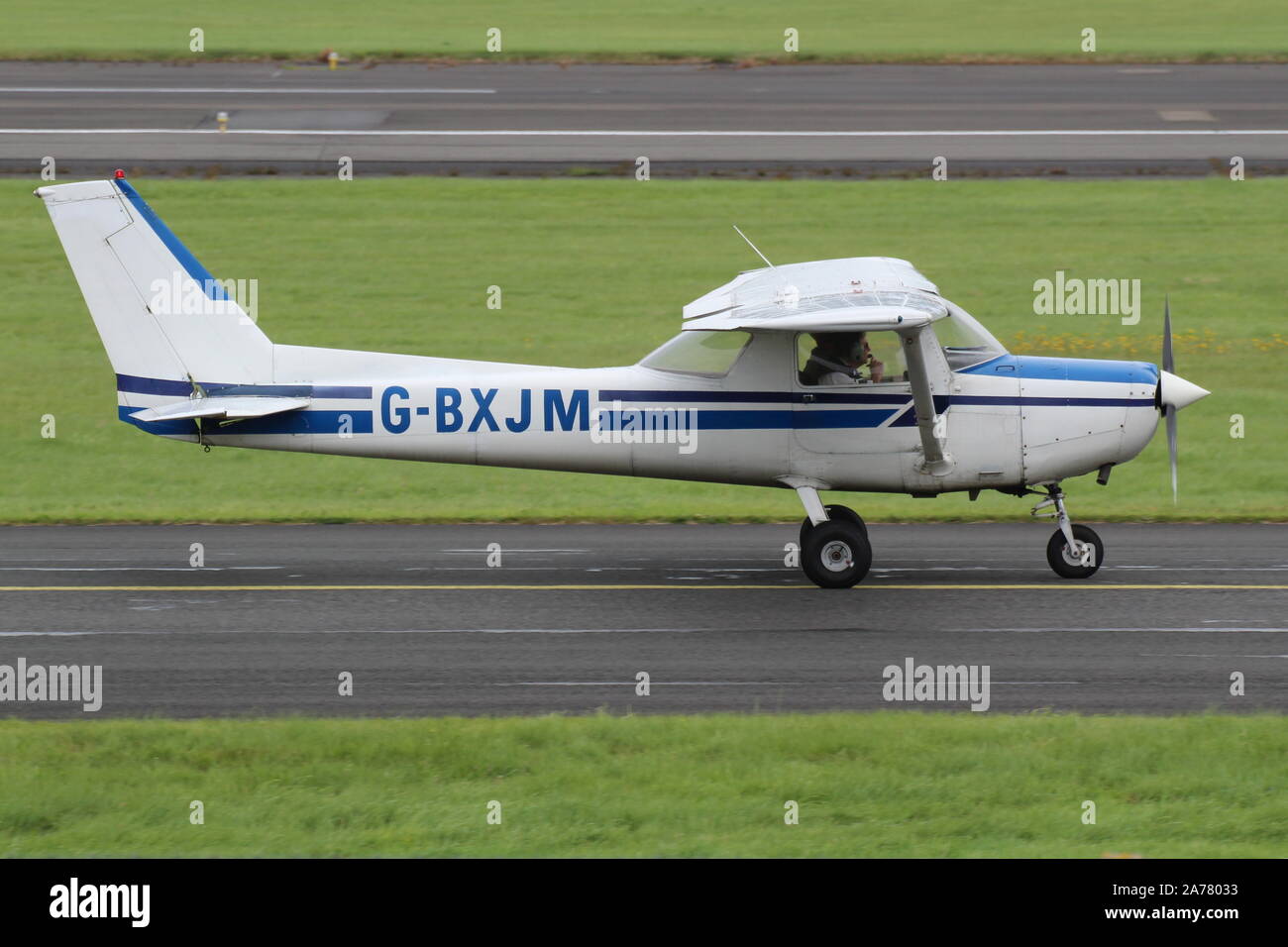 G-BXJM, un Cessna 152, à l'Aéroport International de Prestwick en Ayrshire. Banque D'Images