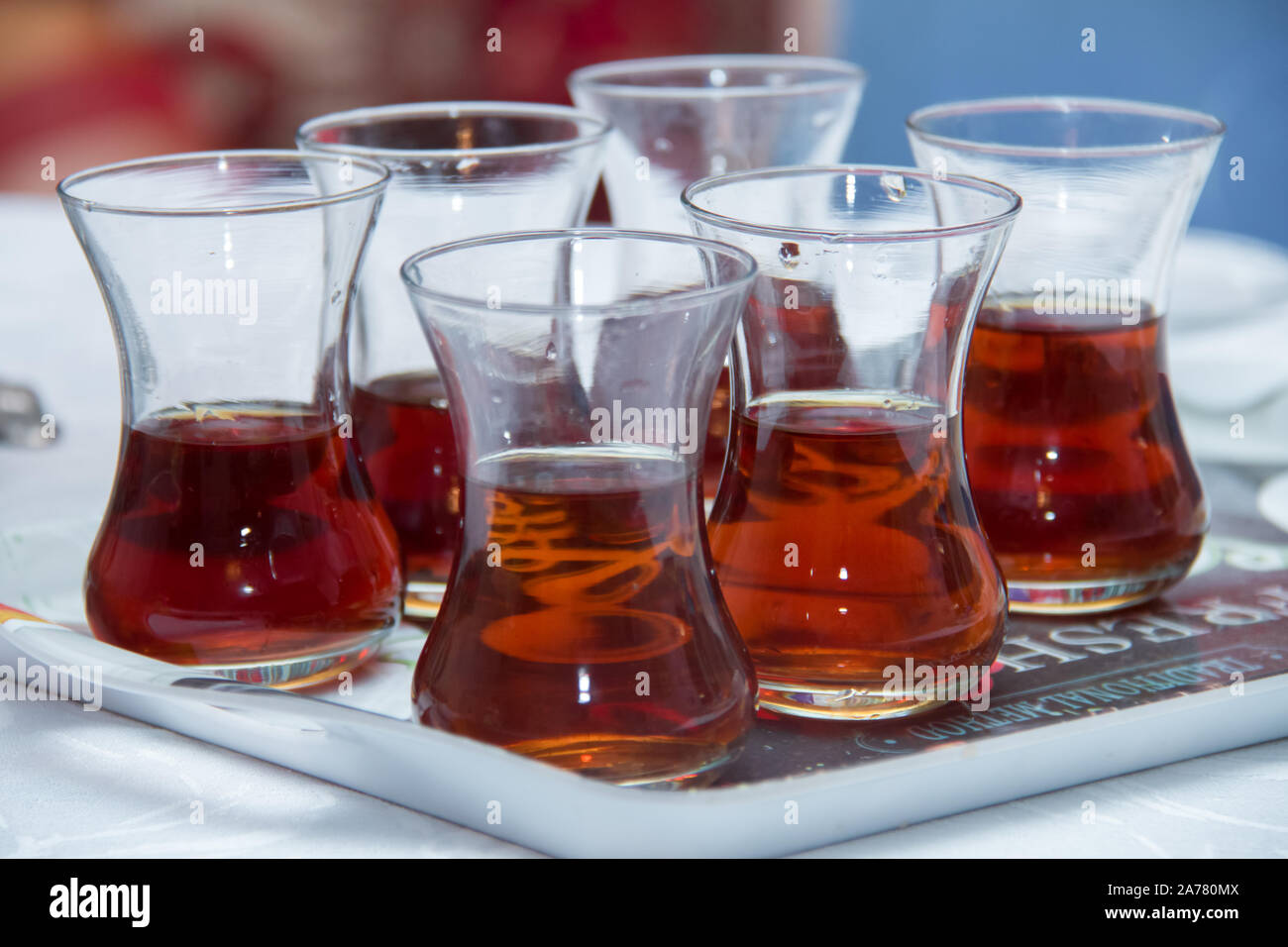 Plateau dans un armudu armudu . verre plateau sur le bac . le thé dans un verre de poires à l'intérieur du pod . Banque D'Images