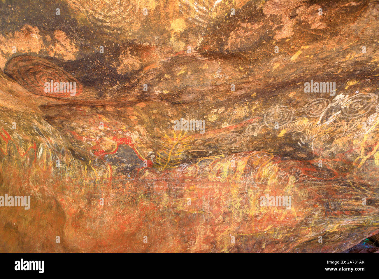 Uluru, territoire du Nord, Australie - 24 août 2019 : art aborigène, dessins peints sur le rocher dans la grotte de Mutitjulu ou Kulpi Mutitjulu le long de la promenade de Kuniya Banque D'Images