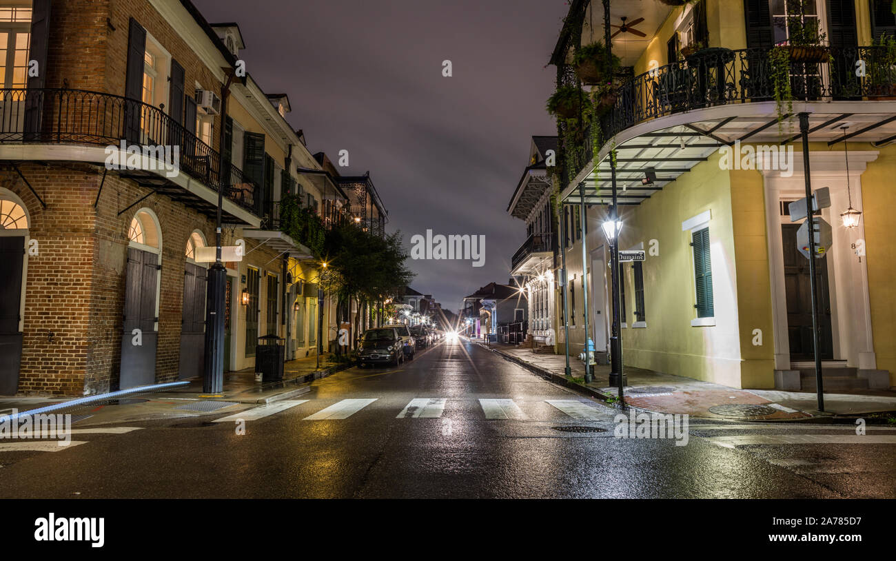 Quartier français de Bourgogne et Dumaine rues sur une nuit pluvieuse. La Nouvelle Orléans, Louisiane, USA Banque D'Images