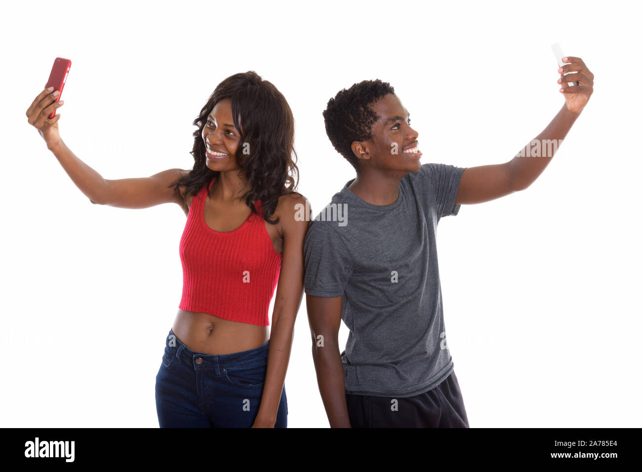 Portrait de jeunes frères et sœurs d'Afrique en tenant ensemble selfies Banque D'Images