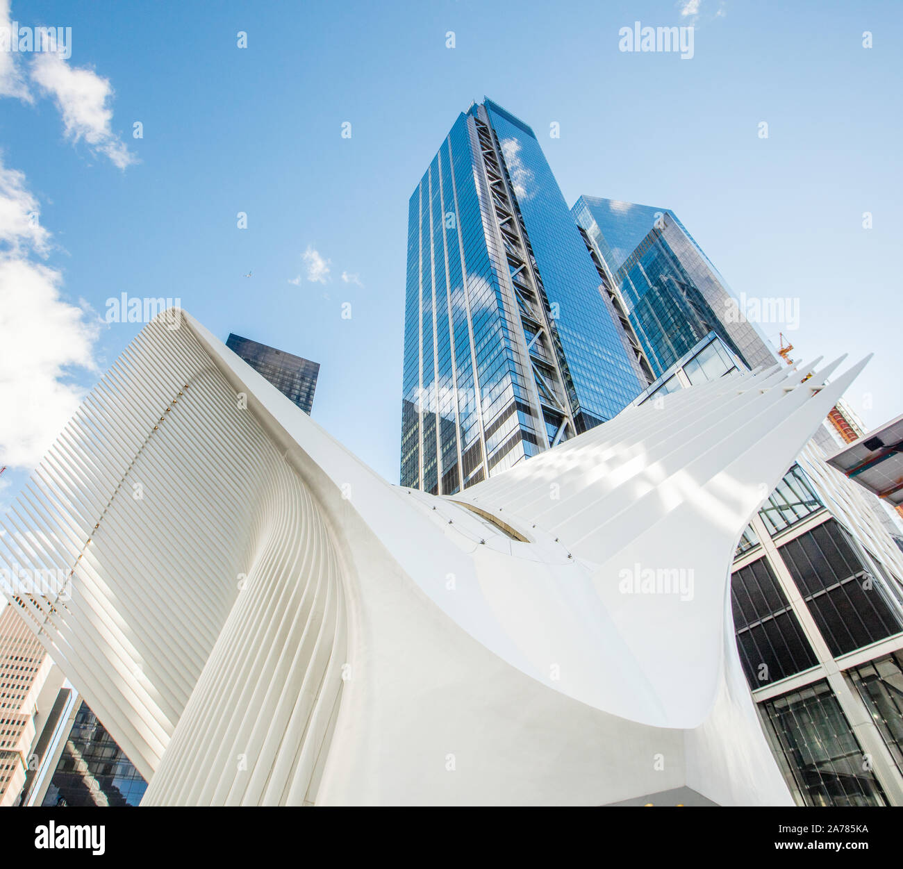 L'Oculus (Port Authority's Transportation Hub à World Trade Center) et WTC 3 derrière elle. New York. Banque D'Images