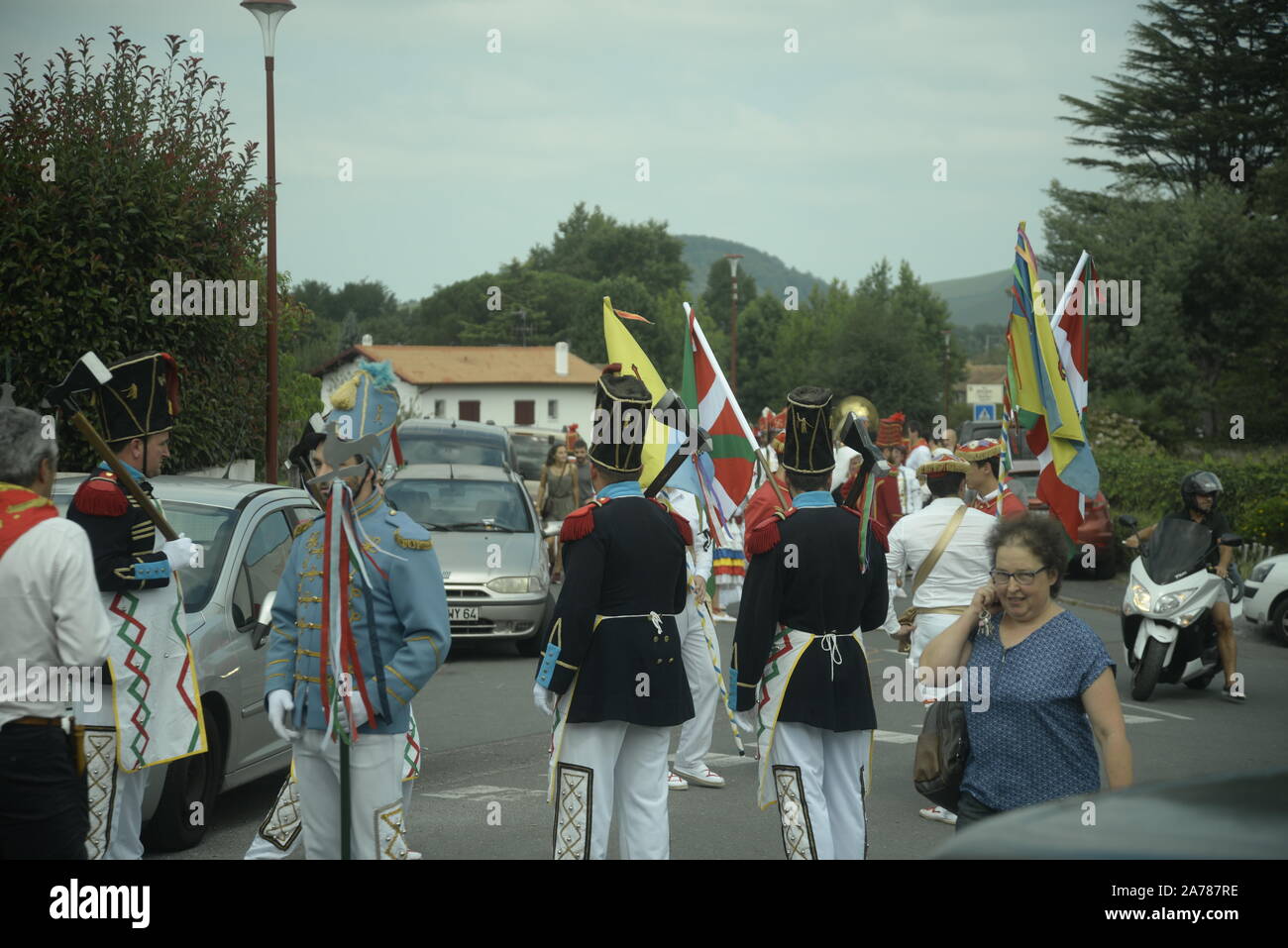 Sud-ouest de la France. Un défilé dans un village Basque, pasakdek Banque D'Images