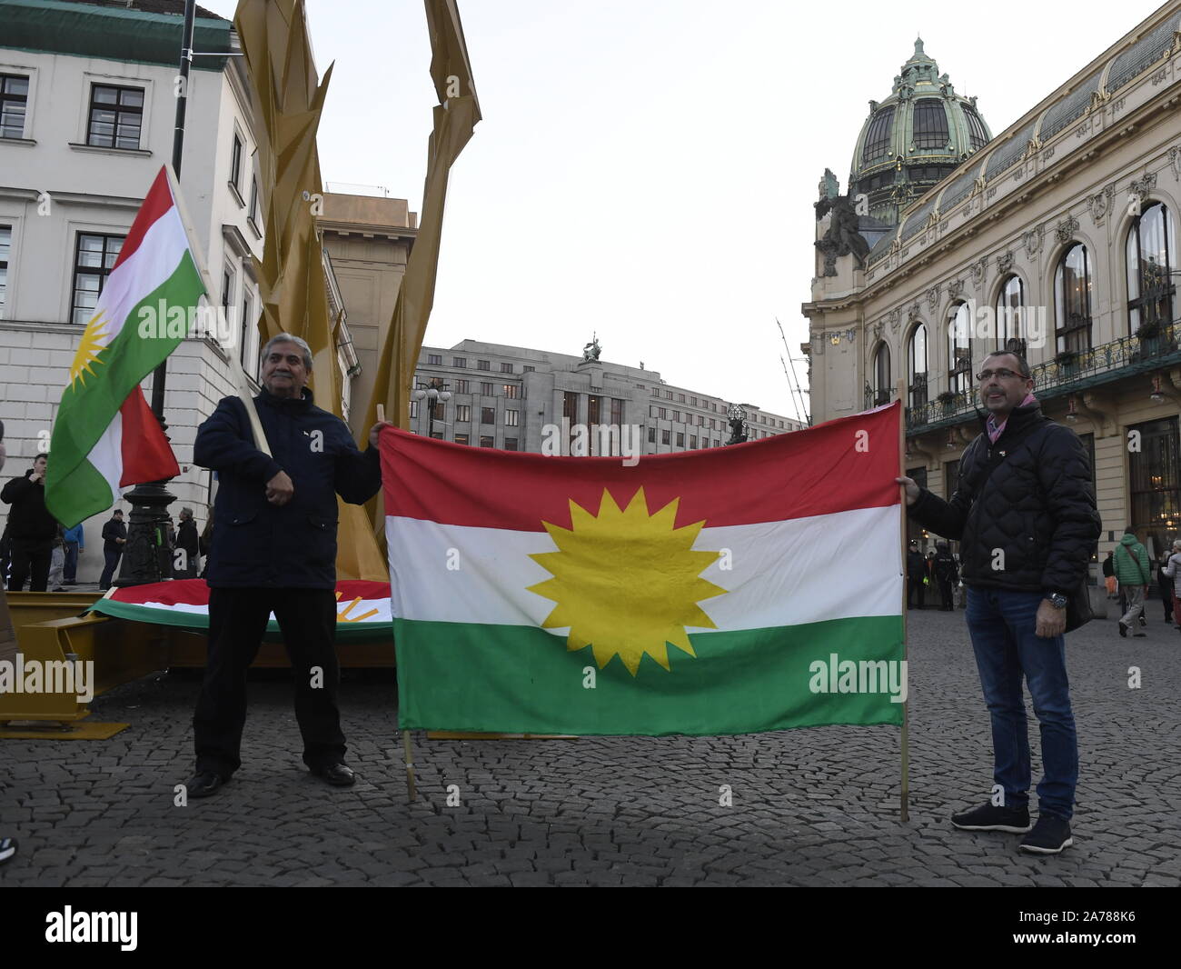 Prague, République tchèque. 30Th Oct, 2019. Des dizaines de personnes se sont réunies dans le centre de Prague pour protester contre les opérations militaires en Syrie aujourd'hui, le mercredi 30 octobre 2019, avec l'un des organisateurs des Kurdes qui demandent au gouvernement tchèque de prendre position dans l'UE à l'appui des sanctions économiques contre la Turquie et certains de ses représentants. Photo : CTK Michal Krumphanzl/Photo/Alamy Live News Banque D'Images