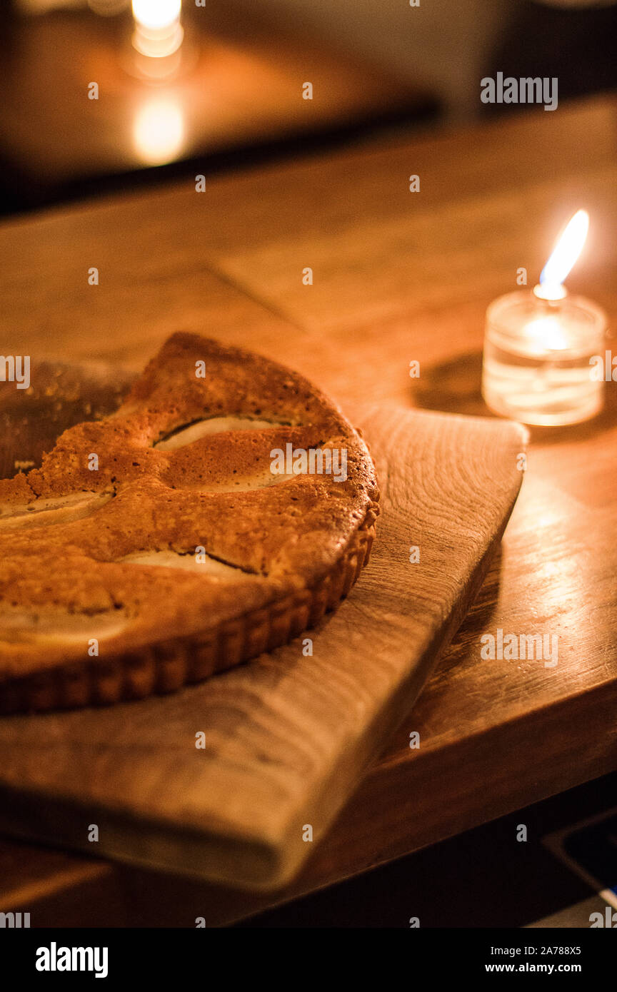 Tarte aux pommes chaude sur une soirée froide Banque D'Images