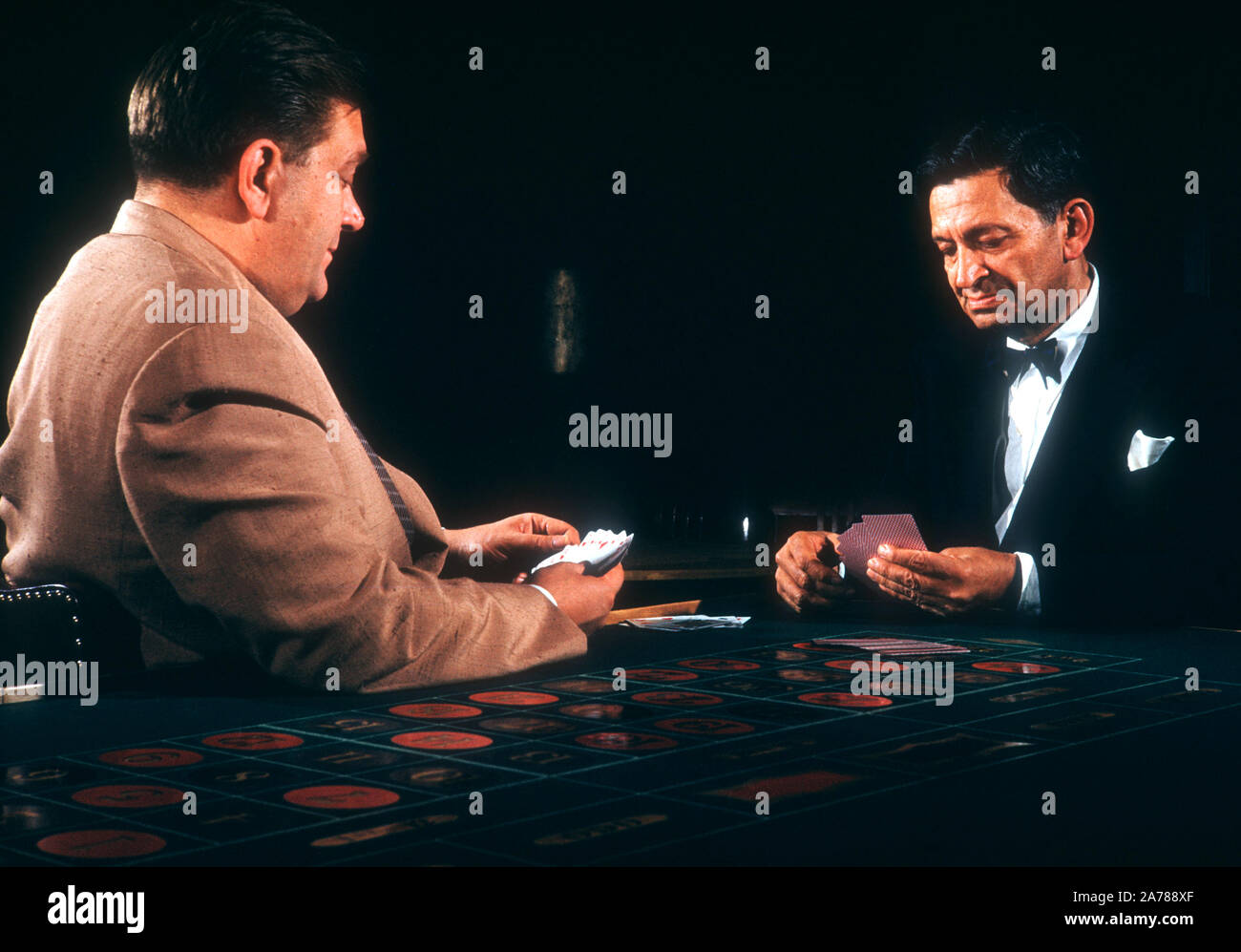1950 : deux hommes jouer au poker vers 1950 à Los Angeles, Californie. (Photo de Hy Peskin) Banque D'Images
