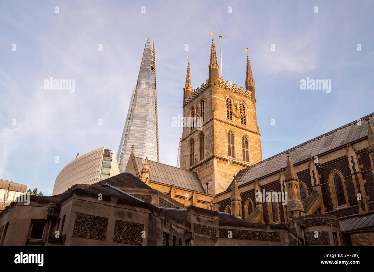 La cathédrale de Southwark et le Fragment au crépuscule à Londres, Angleterre Banque D'Images