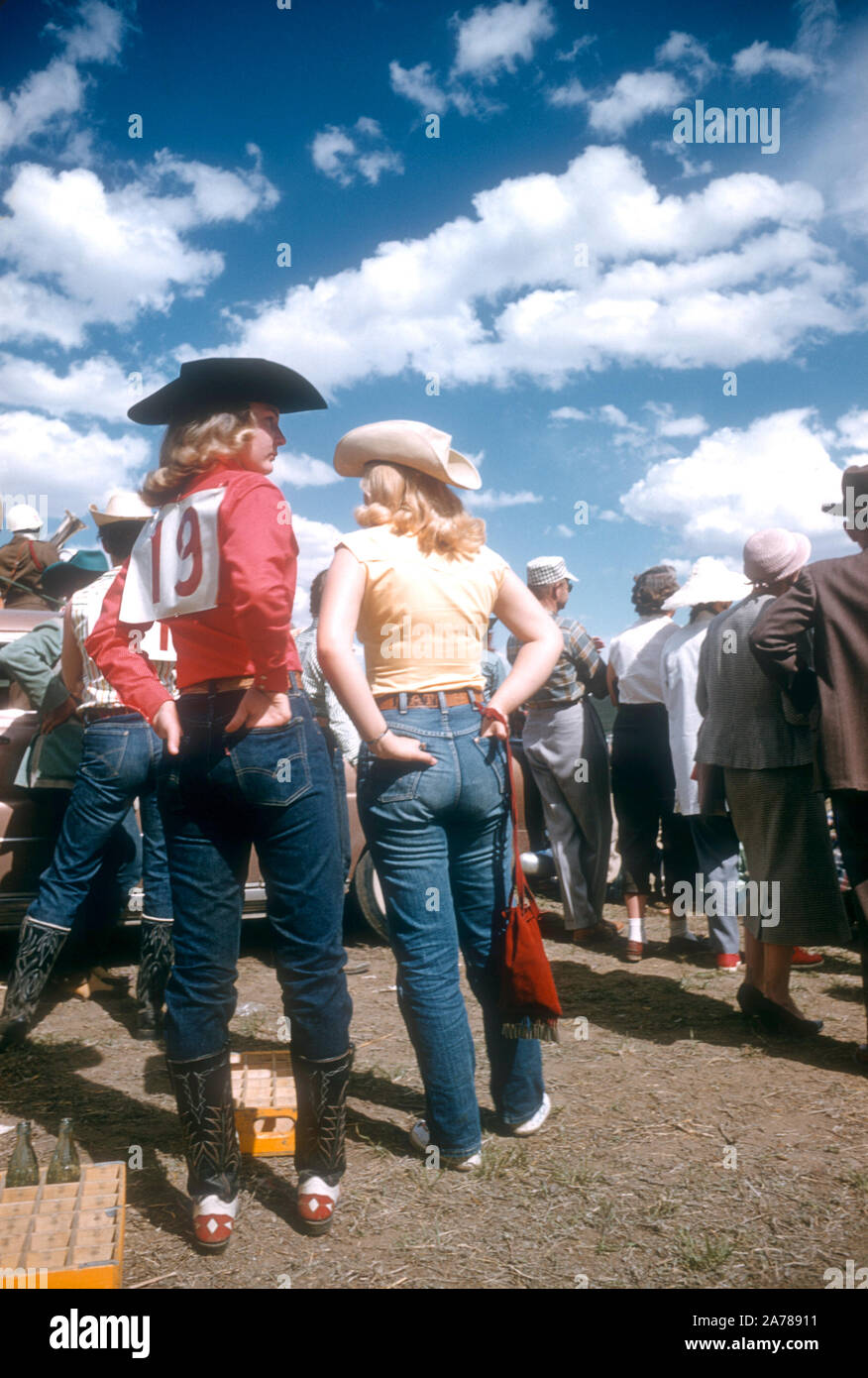 COLORADO SPRINGS, Colorado - Mai 1954 : vue générale des femmes à parler avant de participer en Gymkhana, qui est un événement équestre composé de modèle de vitesse et de course jeux chronométré pour les cavaliers sur des chevaux vers mai 1954 à Colorado Springs, Colorado. (Photo de Hy Peskin) (Définition du nombre : X4588) Banque D'Images