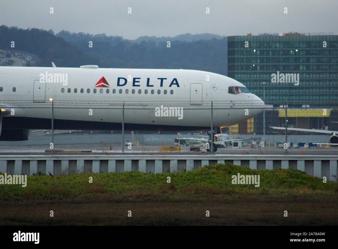 SAN FRANCISCO, California, UNITED STATES - SEP 27th, 2018 : un Boeing 767 de Delta il roulait le long de la voie de circulation avant le départ à l'Aéroport International de l'OFS Banque D'Images