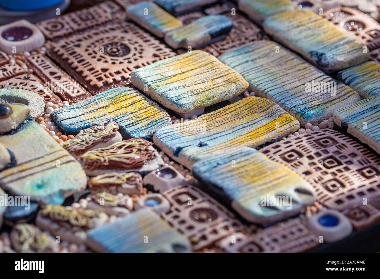 La texture de l'argile produits ethno. Belle pendentifs avec de l'argile rouge. Banque D'Images