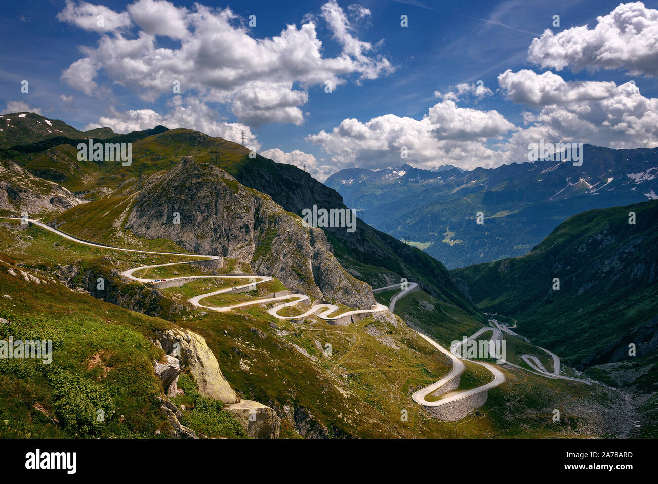 Vue aérienne d'une ancienne route passant par le Col du Saint-Gothard dans les Alpes Suisses Banque D'Images