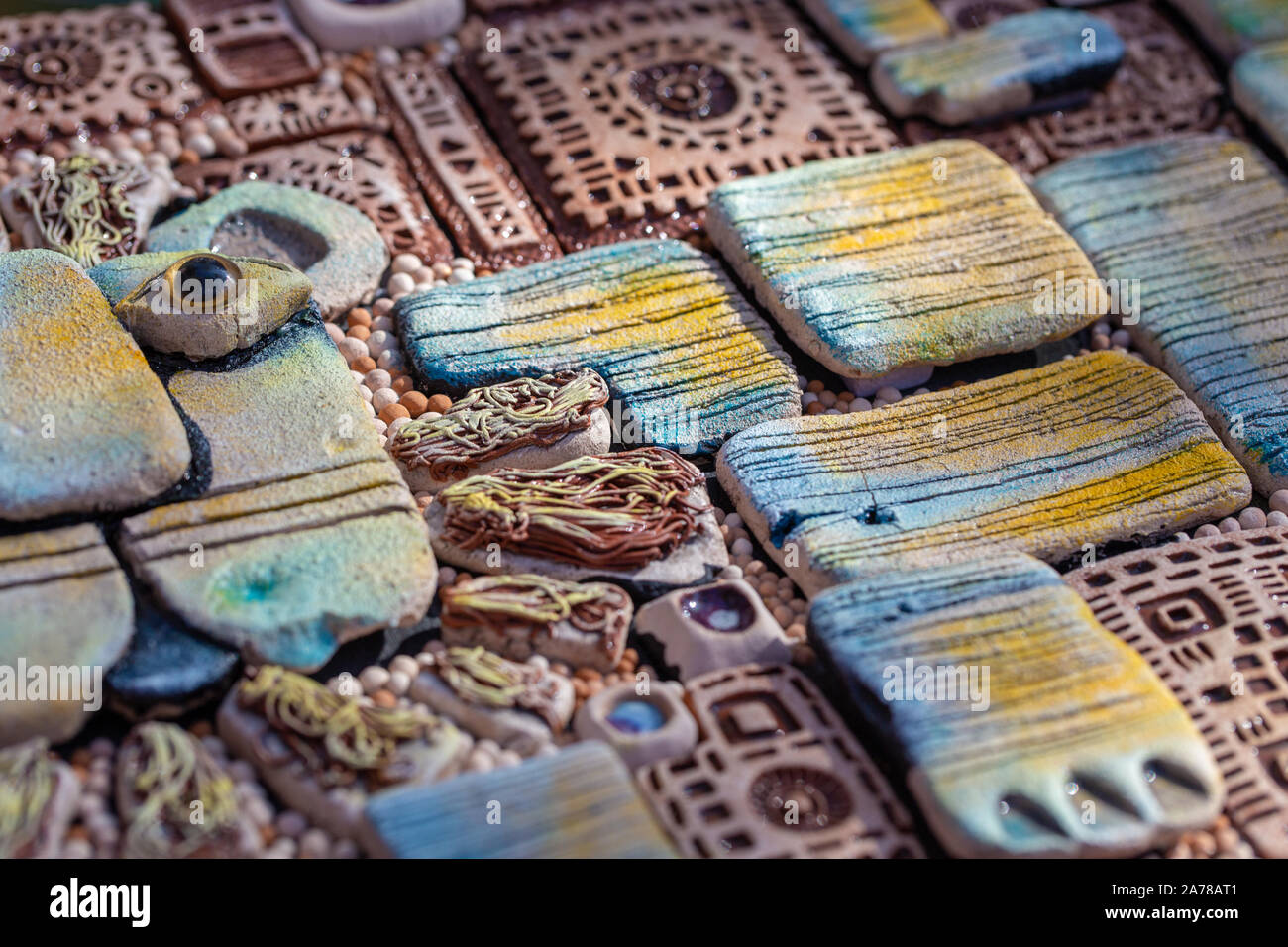 La texture de l'argile produits ethno. Belle pendentifs avec de l'argile rouge. Banque D'Images