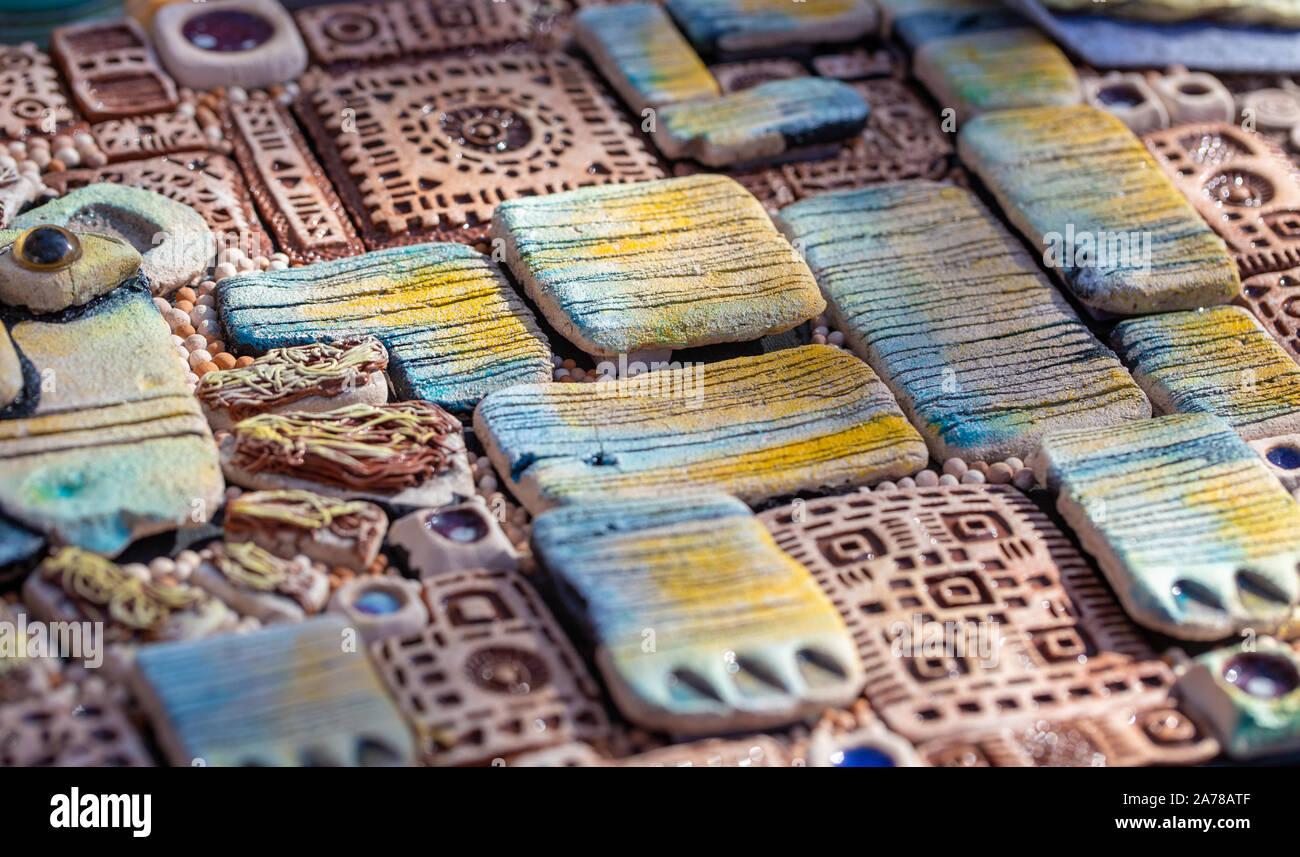 La texture de l'argile produits ethno. Belle pendentifs avec de l'argile rouge. Banque D'Images