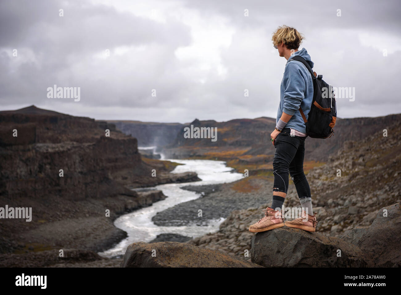 Randonneur debout au bord d'une vallée dans le Parc National de Vatnajökull en Islande Banque D'Images