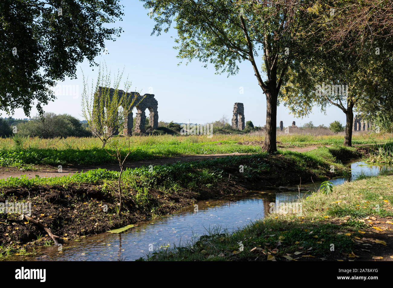Rome. L'Italie. Parco degli Acquedotti, l'ancien aqueduc romain Aqua Claudia, commencé par l'empereur Caligula en 38 AD et terminé par l'empereur Claudius en 5 Banque D'Images