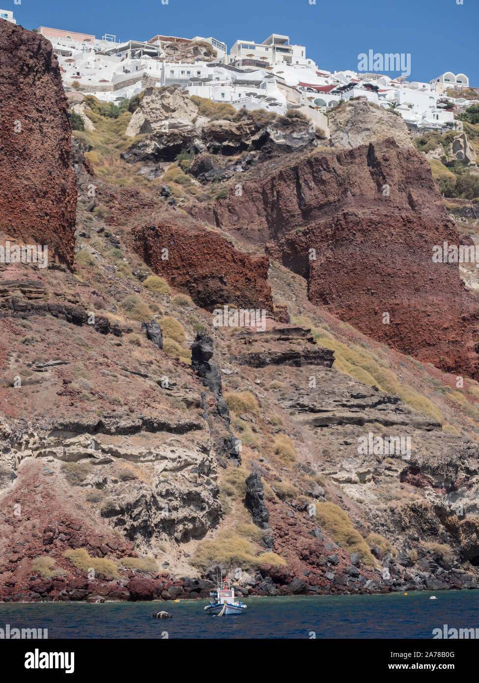 Une vue de dessous à la recherche jusqu'à Oia sur strates volcaniques de Santorin dans la falaise de lave Banque D'Images