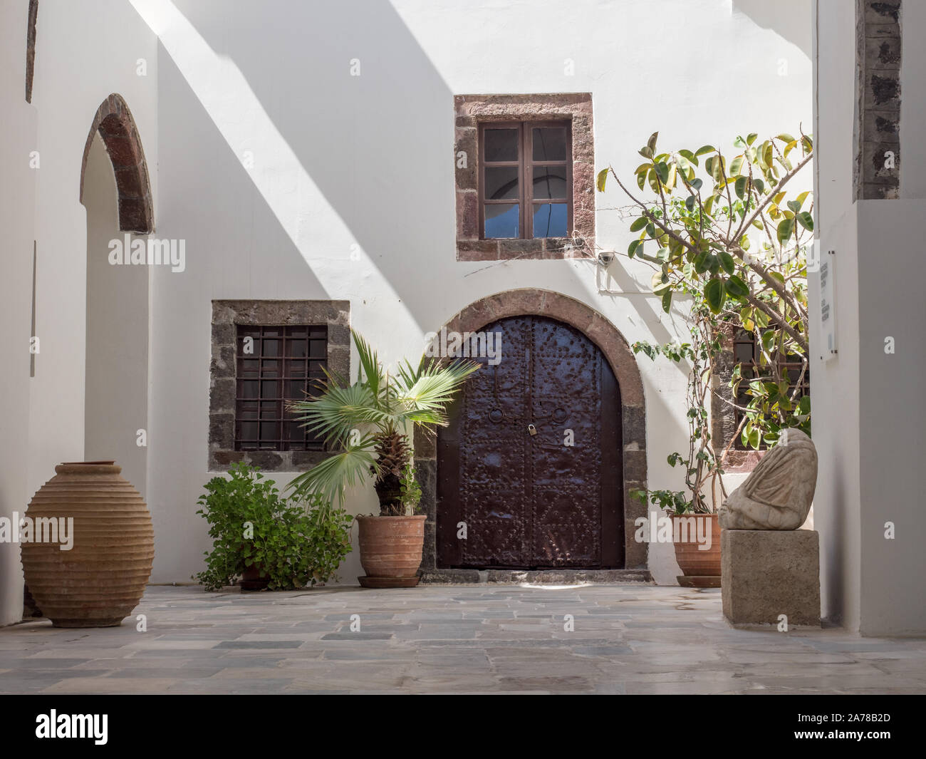 À l'intérieur intérieur intérieur cour cour-jardin avec pot et porte de passage à Fira Santorini Banque D'Images