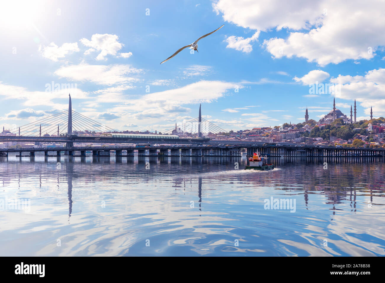 Halic Metro Bridge et célèbres mosquées d'Istanbul, Turquie Banque D'Images