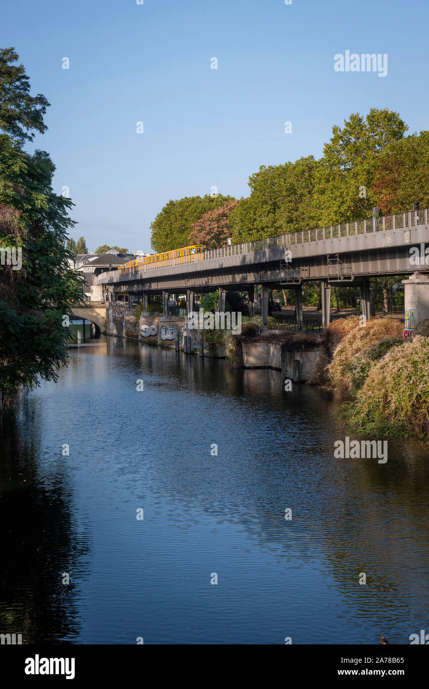 La rivière Spree qui traverse la ville de Berlin, Allemagne Banque D'Images