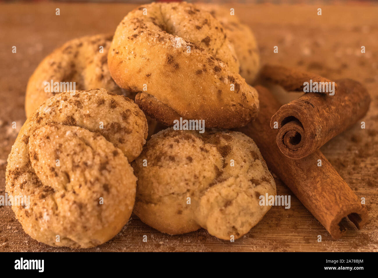 Des biscuits avec du sucre et de la cannelle sur table en bois avec le bâton de cannelle avec de l'espace pour le texte Banque D'Images