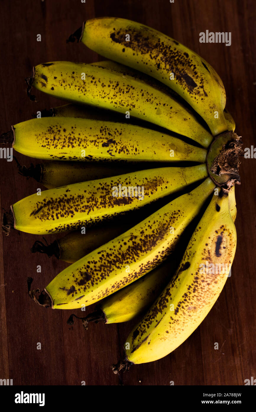 Peau de banane sur la table en bois foncé Banque D'Images
