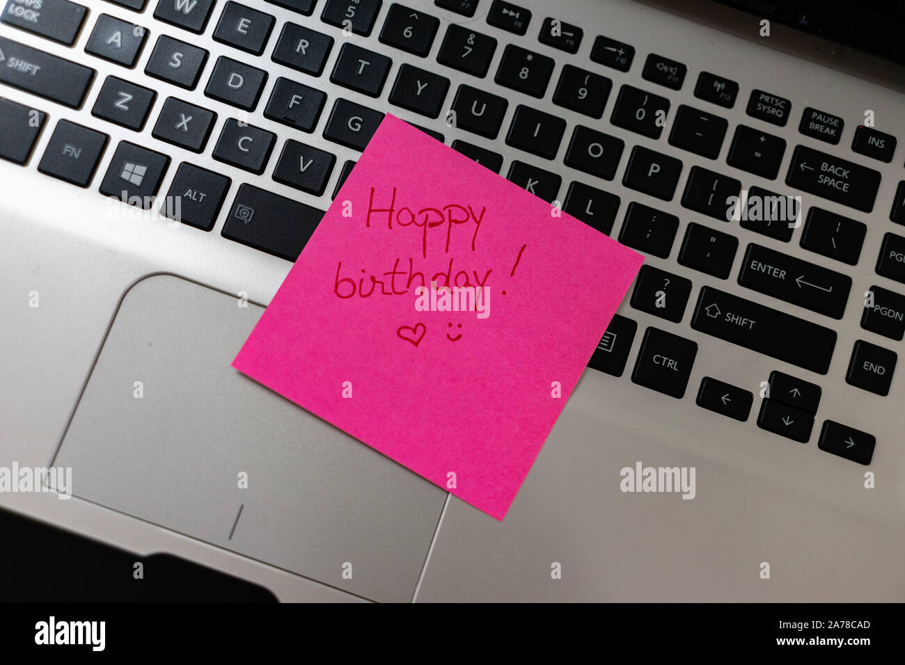 Sticky Note Happy Birthday Message Banque D Image Et Photos Alamy
