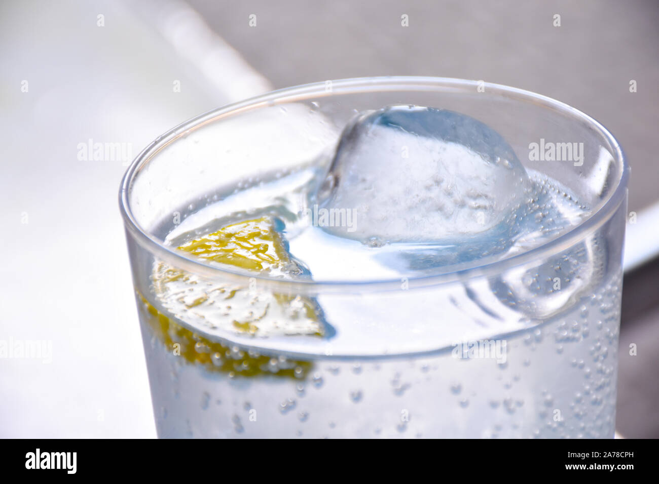 Vue rapprochée d'un verre de soda au citron et un cube de glace sur une chaude journée d'été Banque D'Images