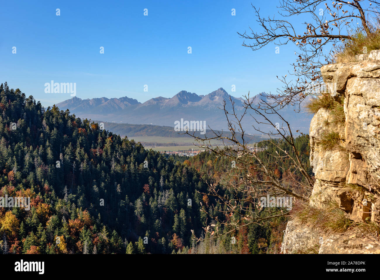 Les sommets des hautes montagnes Tatra en Tomasovky vyhl vu d'annonce sur une journée ensoleillée d'automne Banque D'Images