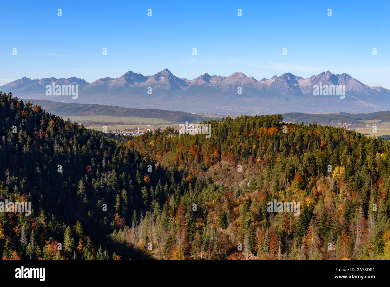 Les sommets des hautes montagnes Tatra en Tomasovky vyhl vu d'annonce sur une journée ensoleillée d'automne Banque D'Images