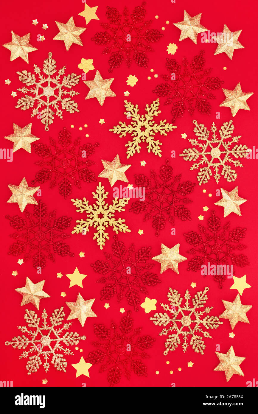 L'étoile de Noël et snowflake décorations babiole sur fond rouge. Carte de vœux traditionnels pour les fêtes. Banque D'Images