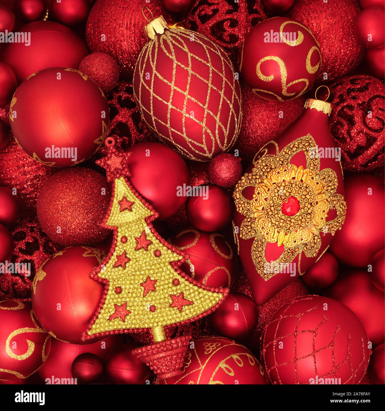 Rouge et Or Luxury bauble Christmas Tree decorations formant un motif de fond. Point de vue traditionnel pour les fêtes. Banque D'Images